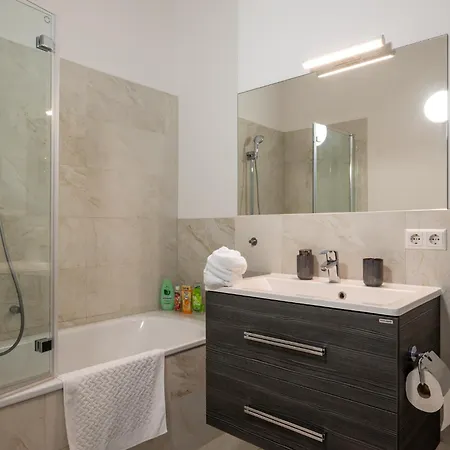 Apartment Sweethome - Luxus Pur - Grosse Kueche, Terrasse, Stellplatz, Wifi